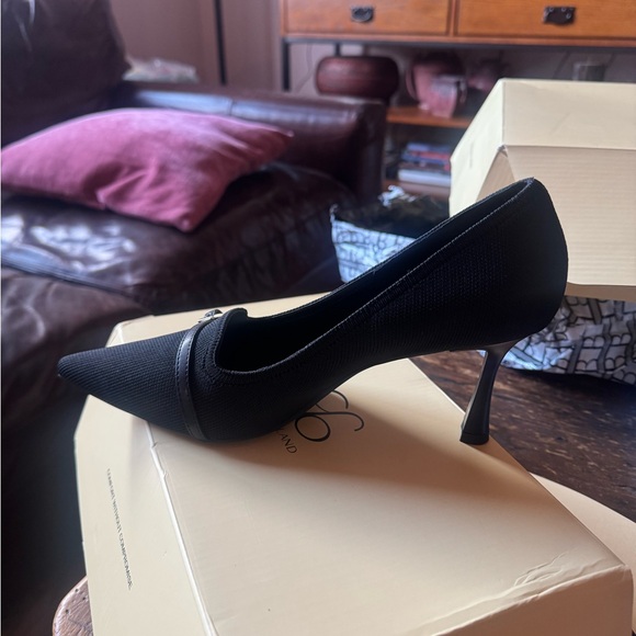 Cosy Island sexy low pumps with padding and arch support. New in box. Size 8.5 - Picture 2 of 3